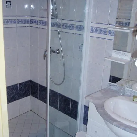 Chez Francoise 2*